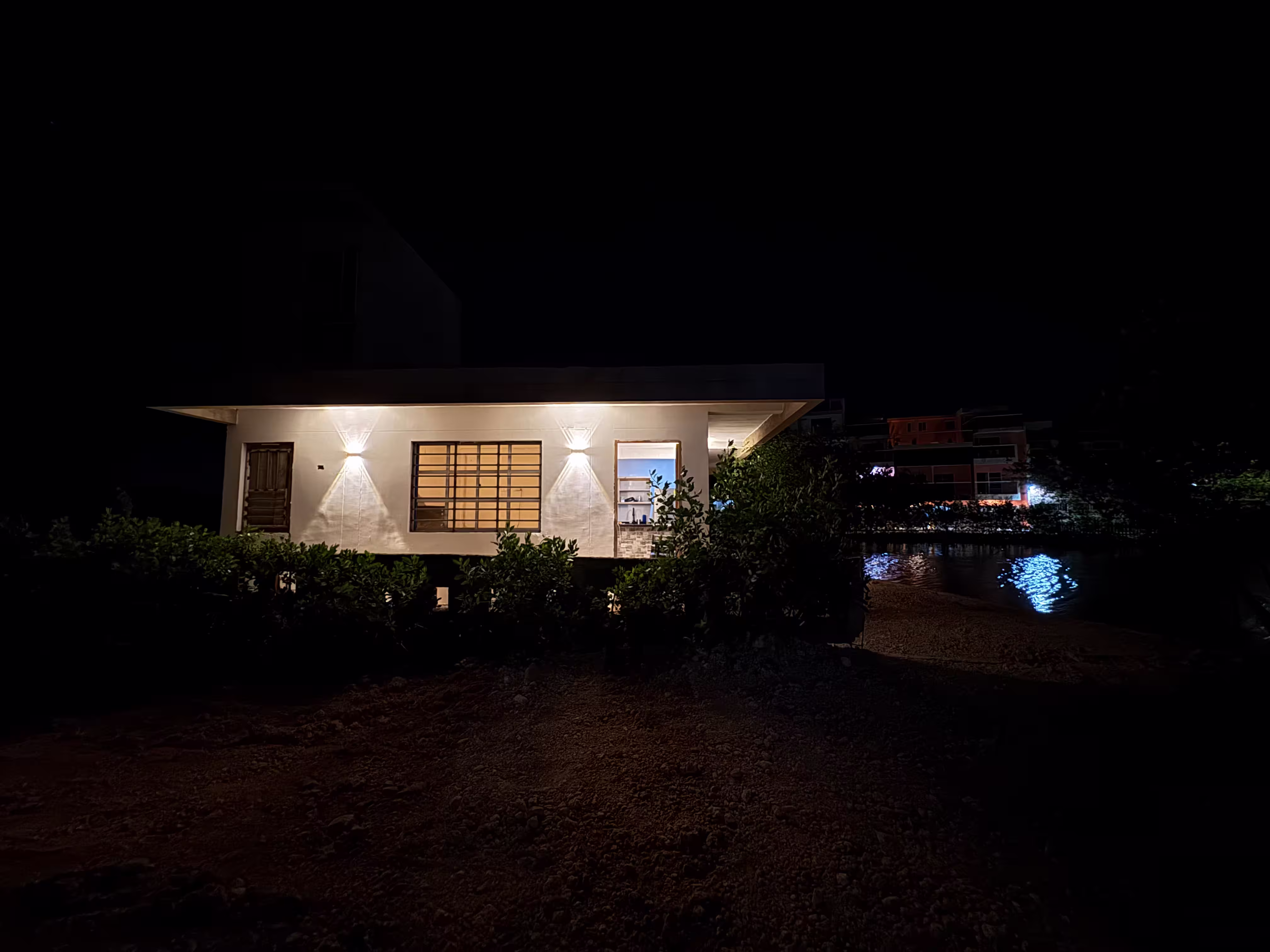 Vista de la cabaña al atardecer